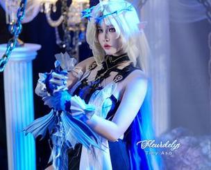 Tiny Asa,你的白裙最新作品让人想要解读但又无从下手?